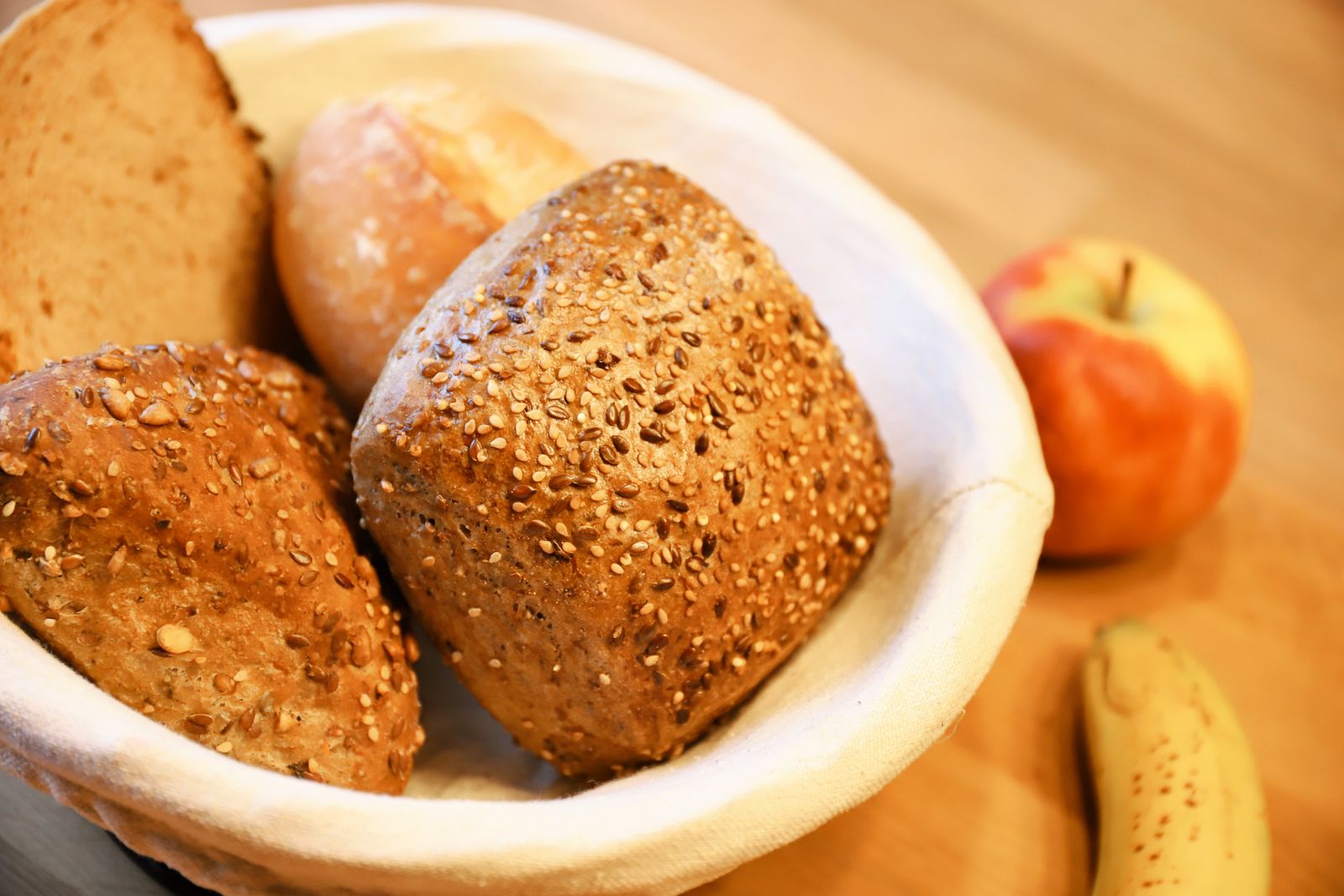 Pane integrale multicereali in un cestino, fonte alimentare di vitamina B6