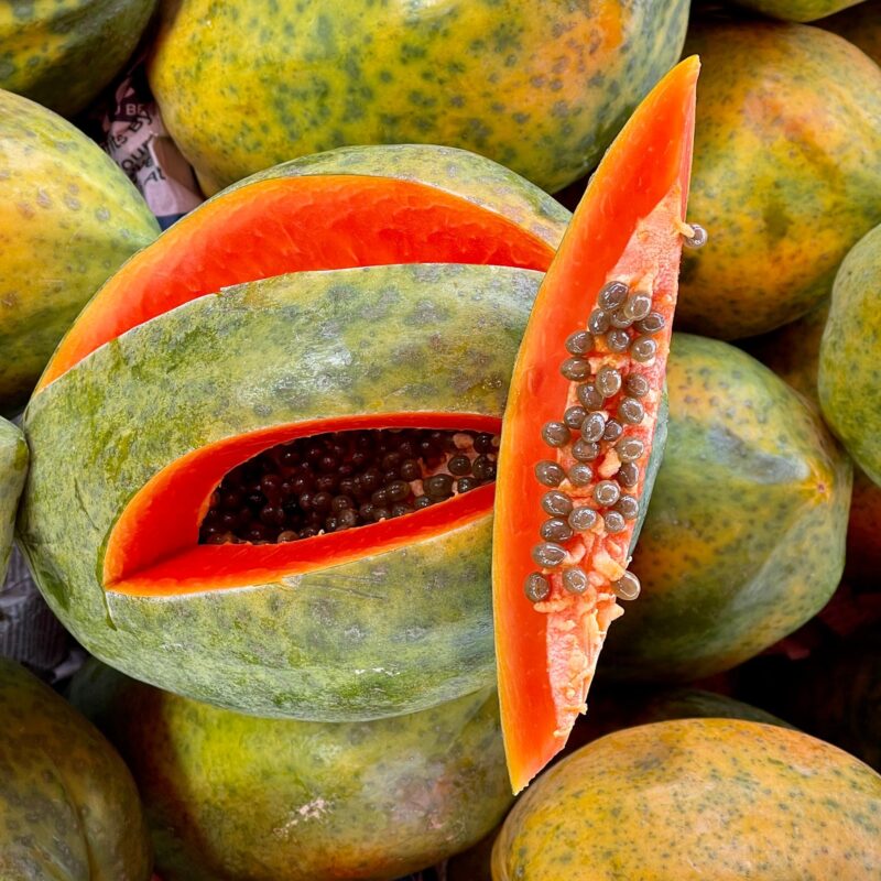 Papaya fresca tagliata, fonte naturale dell'enzima papaina