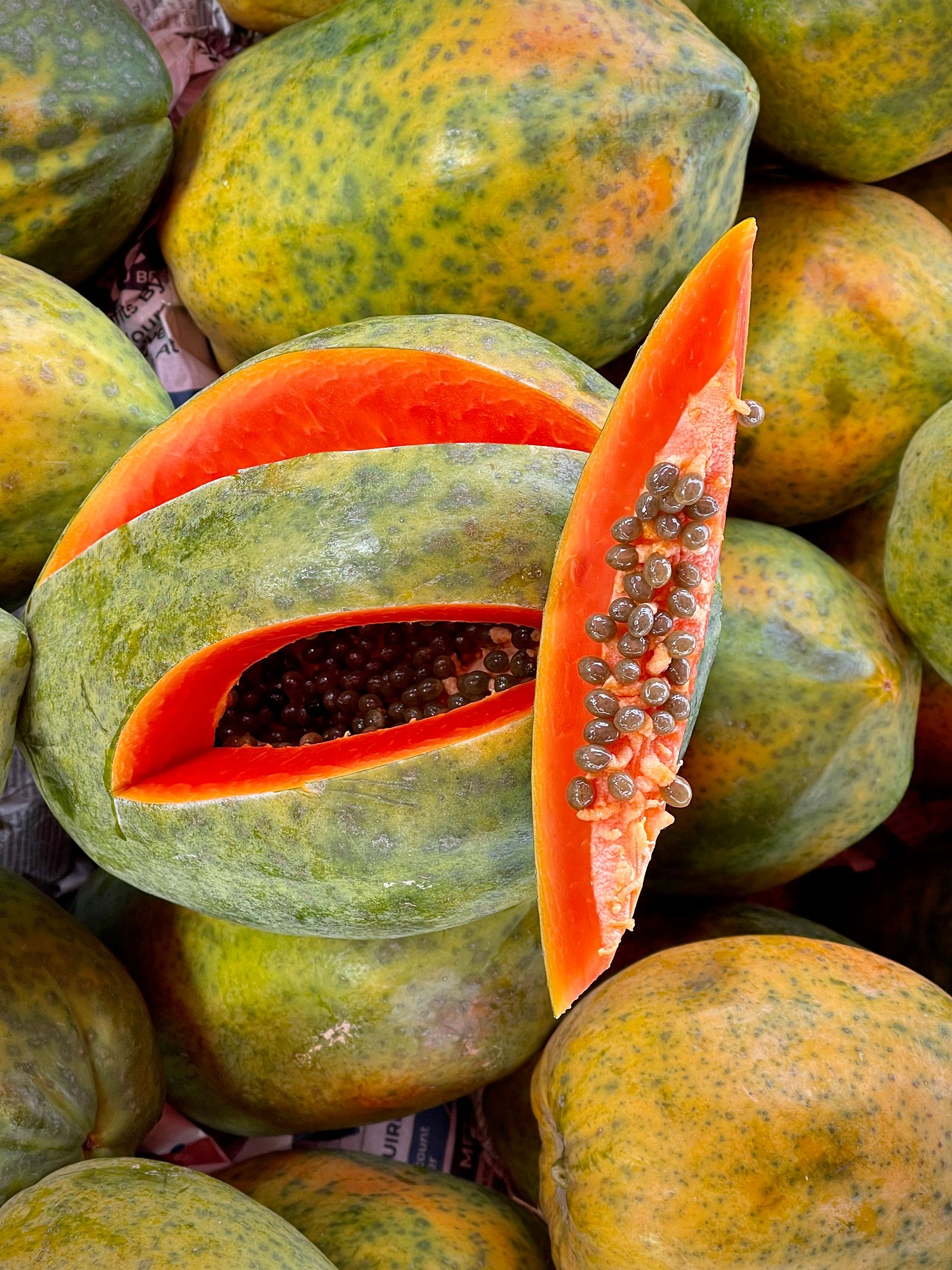 Papaya fresca tagliata, fonte naturale dell'enzima papaina