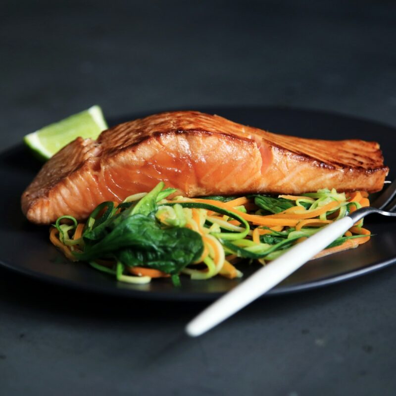 Piatto di pesce alla griglia con verdure, fonte alimentare di vitamina B12
