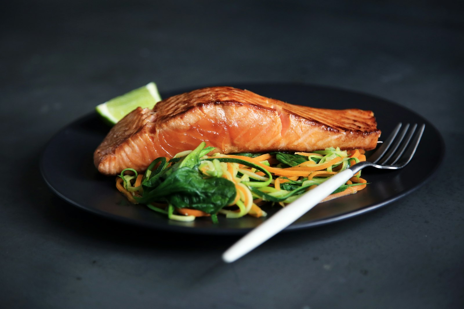 Piatto di pesce alla griglia con verdure, fonte alimentare di vitamina B12