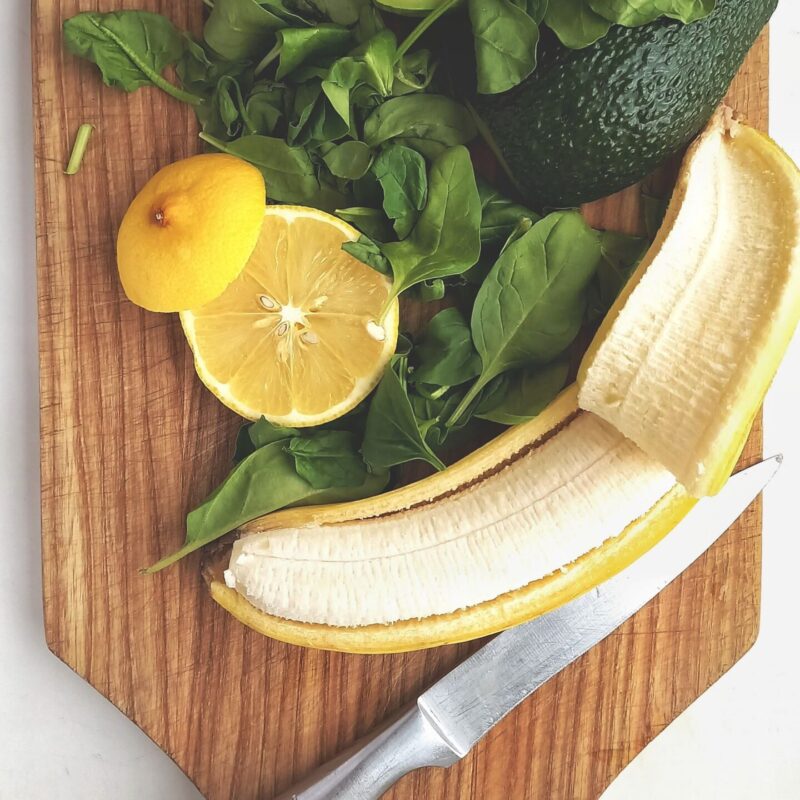 Banana, avocado e spinaci, fonti alimentari di potassio - foto Pexels