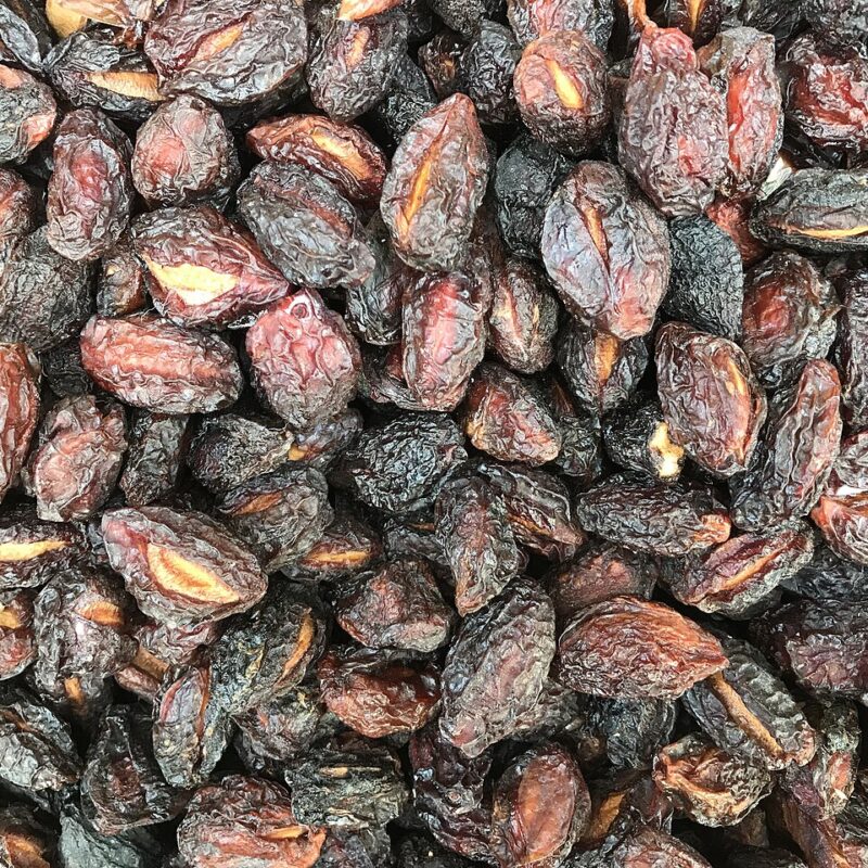 Prugne secche esposte per la vendita in un mercato alimentare