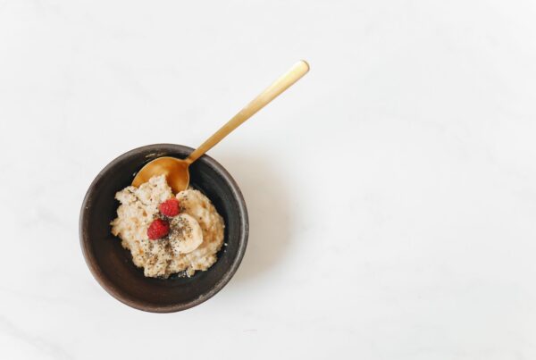 Ciotola di fiocchi di avena e frutta fresca, esempio di alimenti ricchi di fibra