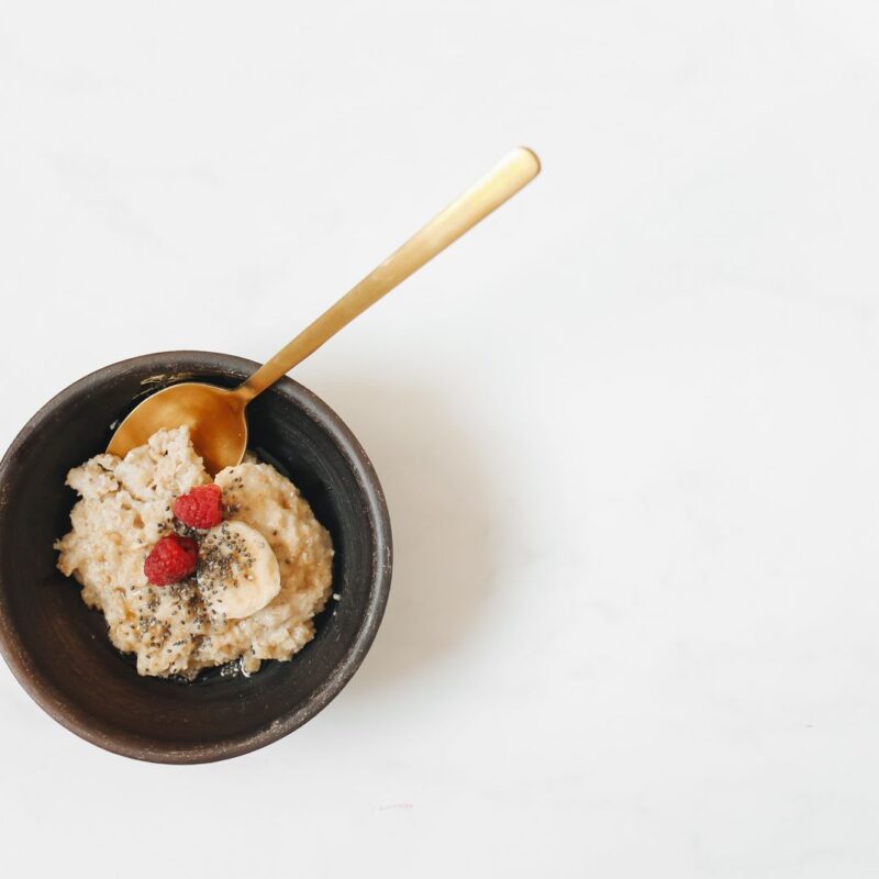 Ciotola di fiocchi di avena e frutta fresca, esempio di alimenti ricchi di fibra
