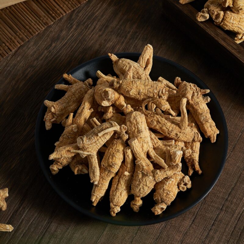 Radici di ginseng essiccate su un piatto, foto Pexels