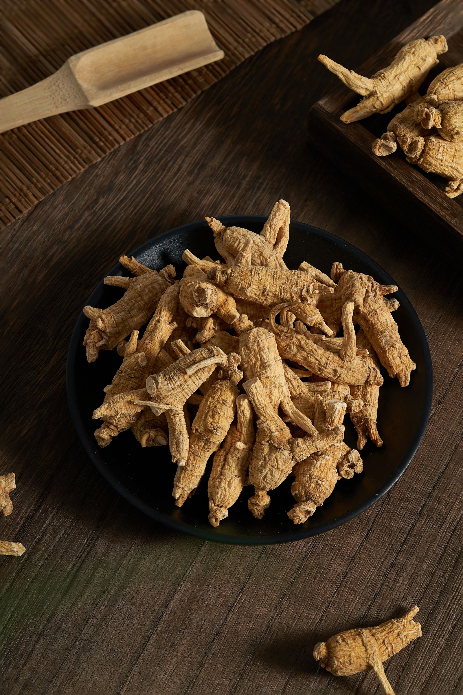 Radici di ginseng essiccate su un piatto, foto Pexels