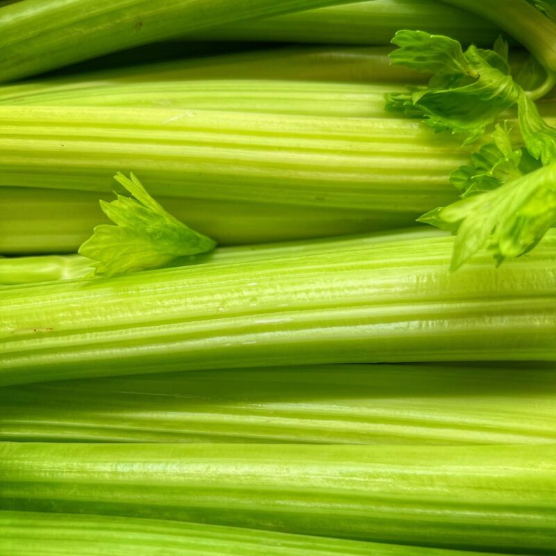 Gambi di sedano freschi tagliati, fonte alimentare di luteolina