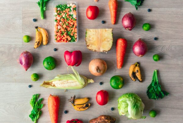 Frutta e verdura colorata disposta su un tavolo, varietà di nutrienti dalla dieta
