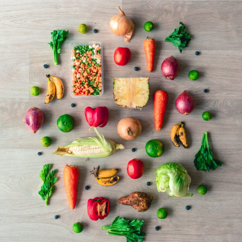 Frutta e verdura colorata disposta su un tavolo, varietà di nutrienti dalla dieta
