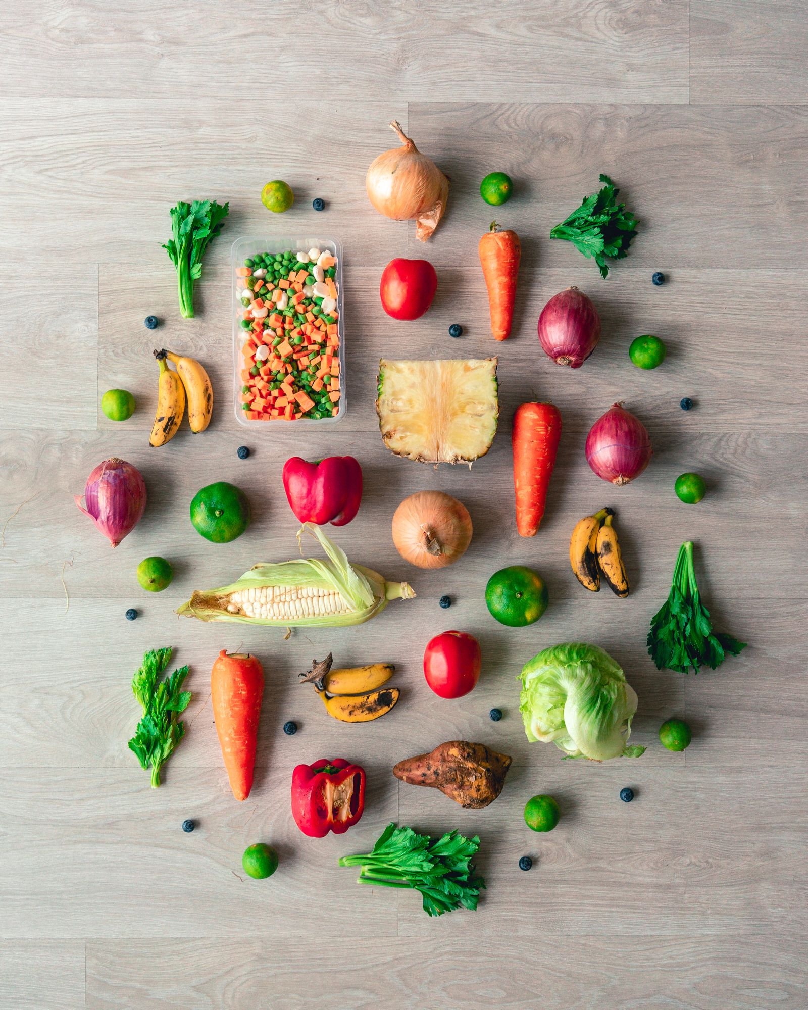 Frutta e verdura colorata disposta su un tavolo, varietà di nutrienti dalla dieta