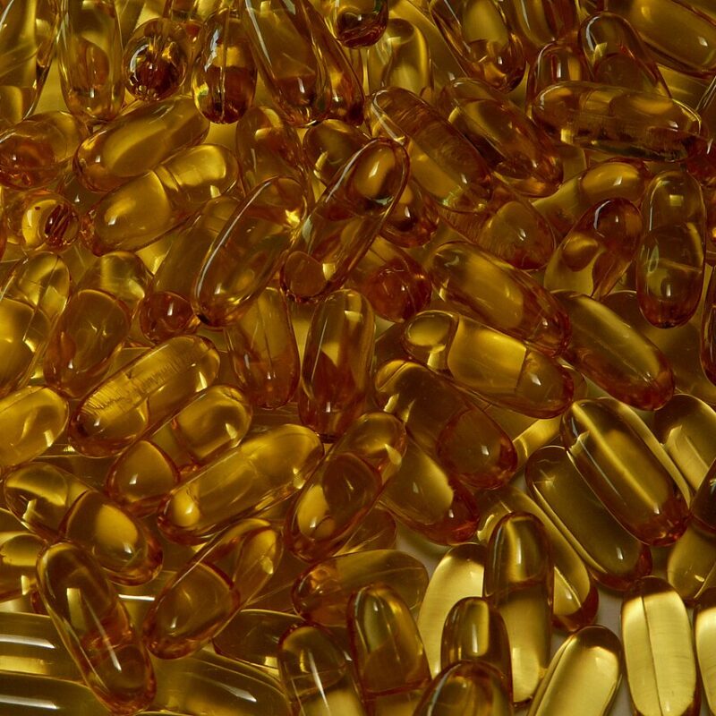 Capsule softgel trasparenti contenenti olio, fotografia illustrativa di una forma di integratore