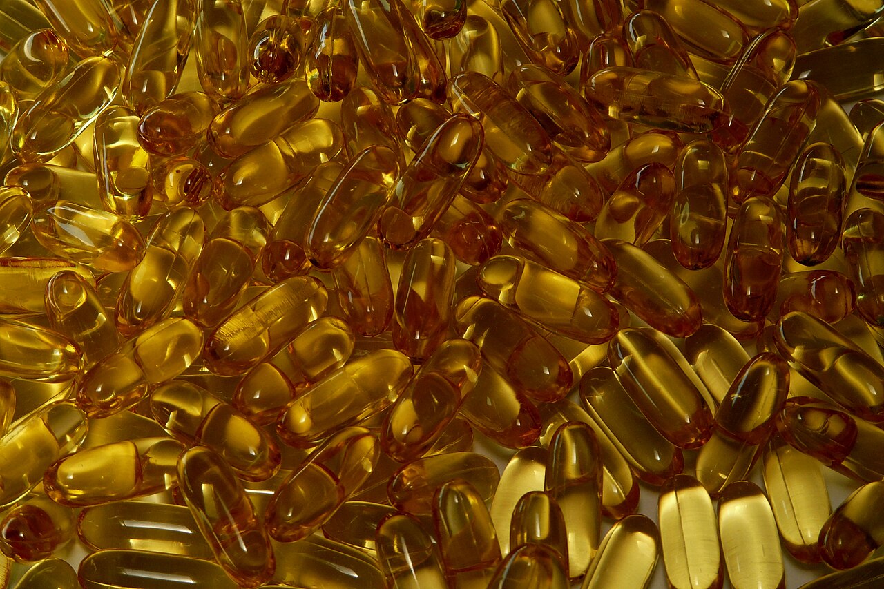 Capsule softgel trasparenti contenenti olio, fotografia illustrativa di una forma di integratore