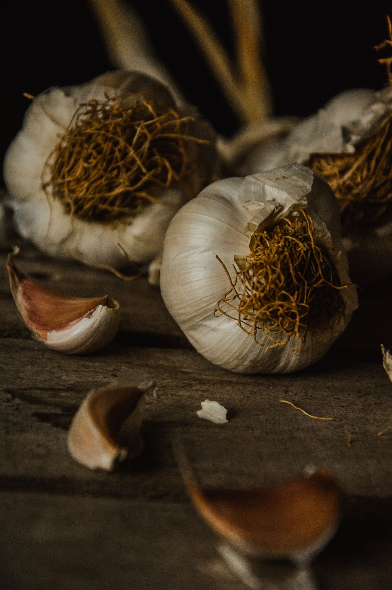 Bulbi di aglio freschi su tavolo rustico, ingrediente da cui nacque la ricerca sui derivati della tiamina