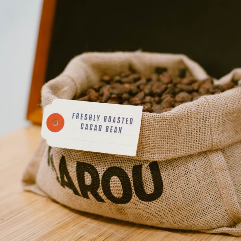 Fave di cacao tostate in sacco di iuta, fonte naturale di teobromina