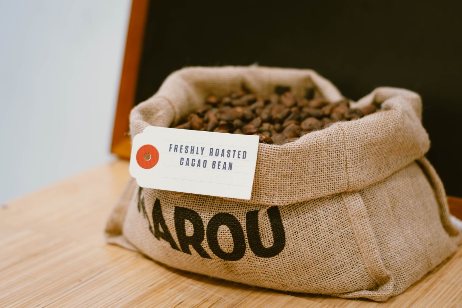 Fave di cacao tostate in sacco di iuta, fonte naturale di teobromina