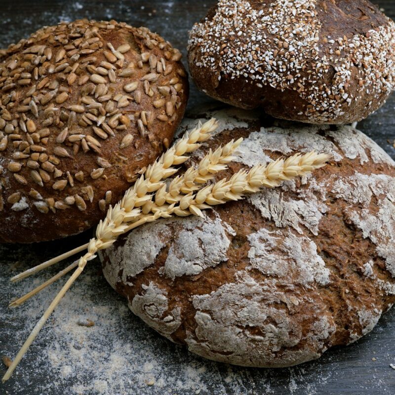 Pane integrale e chicchi di grano, fonti alimentari di vitamina B1 (tiamina)