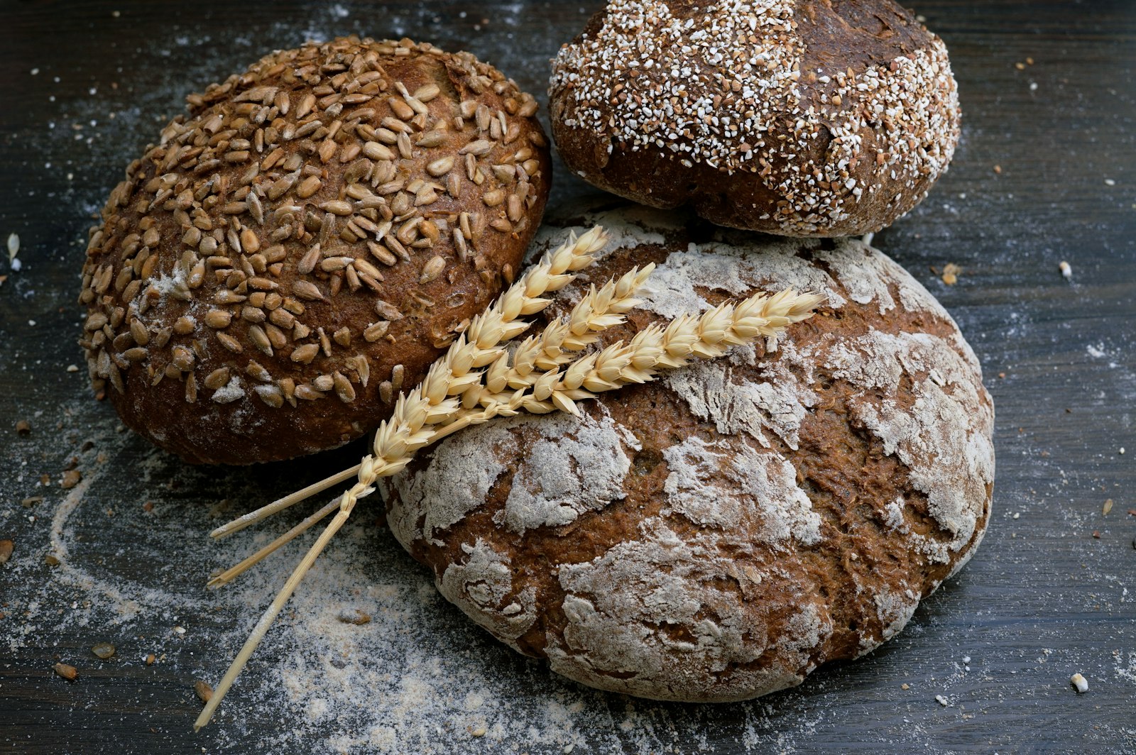 Pane integrale e chicchi di grano, fonti alimentari di vitamina B1 (tiamina)