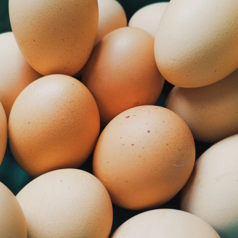 Uova fresche in una ciotola, tra le principali fonti alimentari di colina