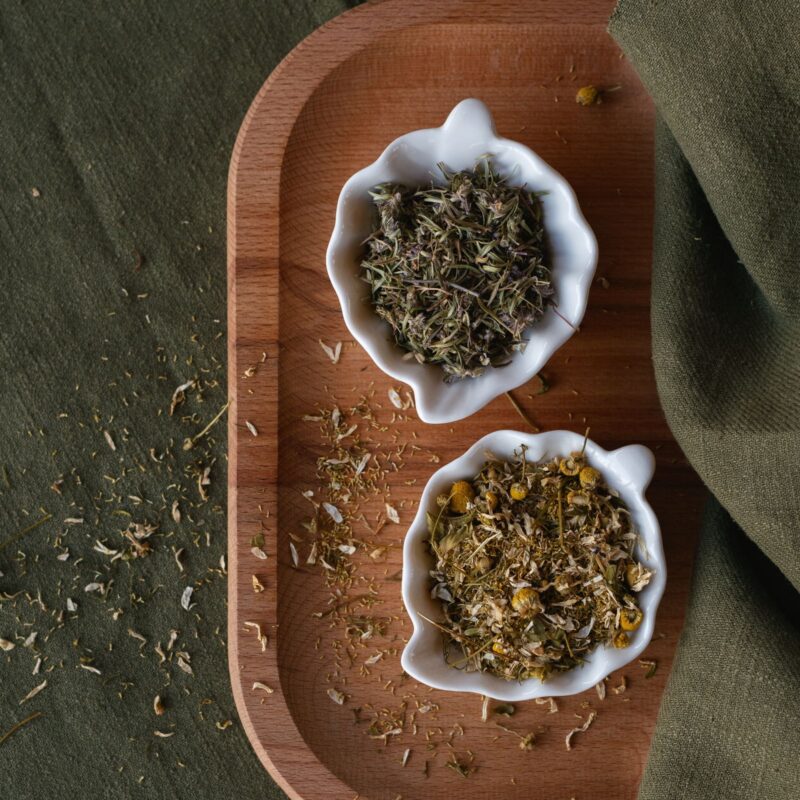 Tisana di erbe officinali essiccate in ciotola, immagine rappresentativa