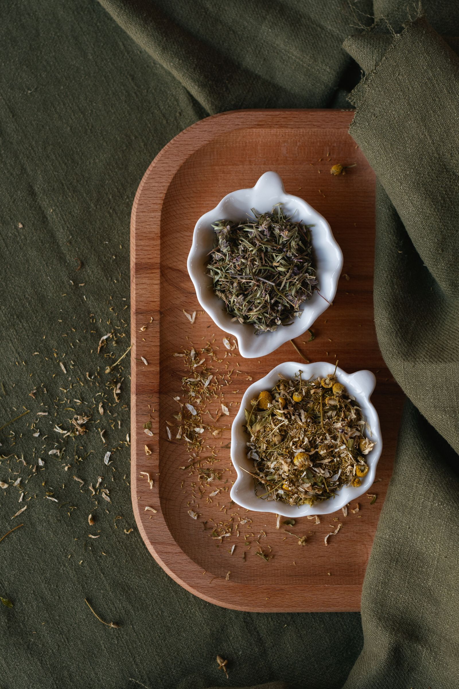 Tisana di erbe officinali essiccate in ciotola, immagine rappresentativa