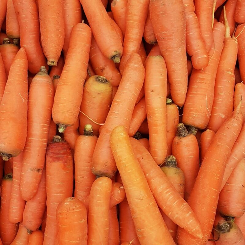 Alimenti ricchi di vitamina A: carote, zucca e verdure a foglia verde