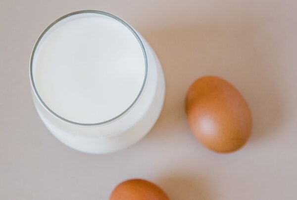 Bicchiere di latte e uova fresche, fonti alimentari di vitamina B2 (riboflavina)