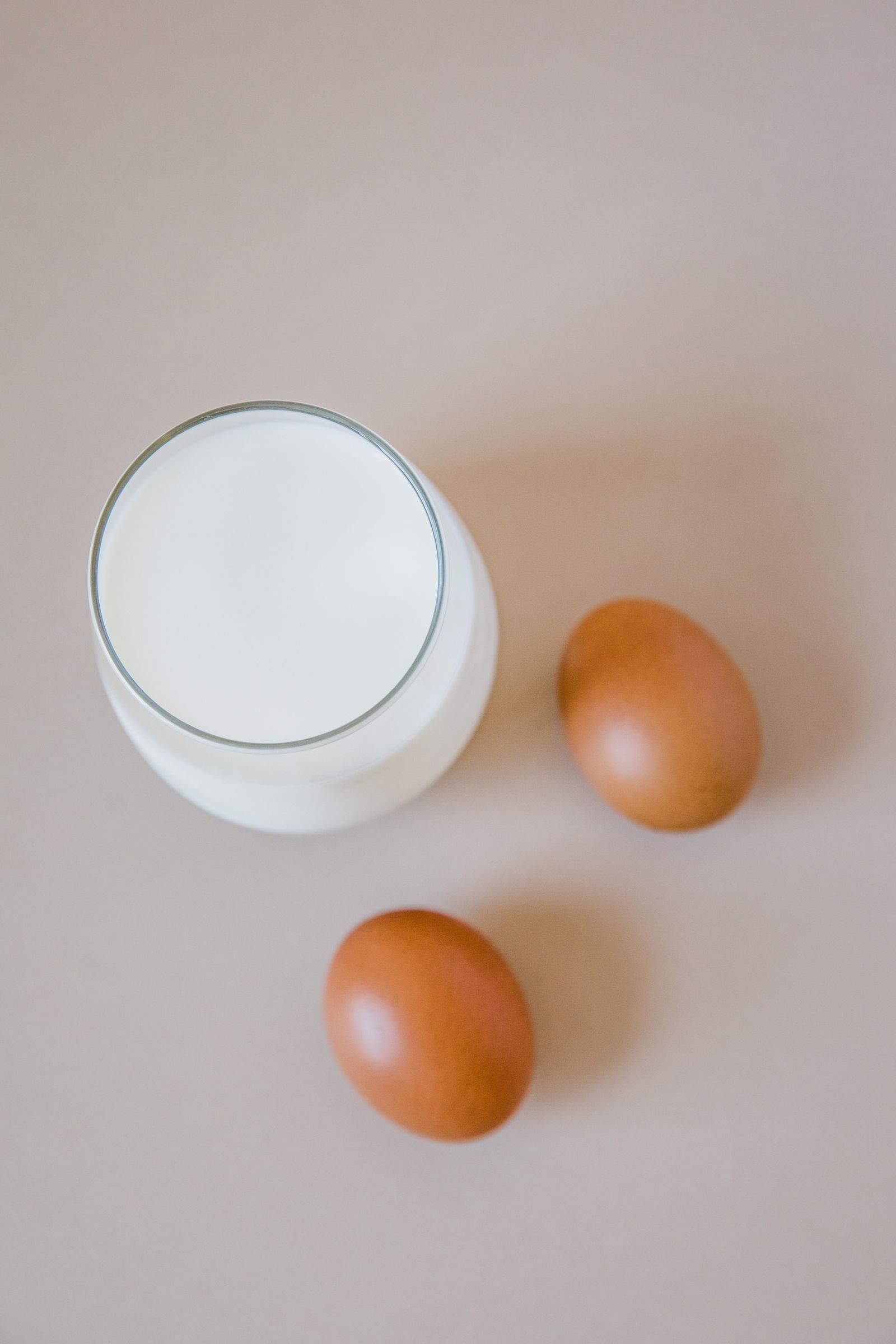 Bicchiere di latte e uova fresche, fonti alimentari di vitamina B2 (riboflavina)
