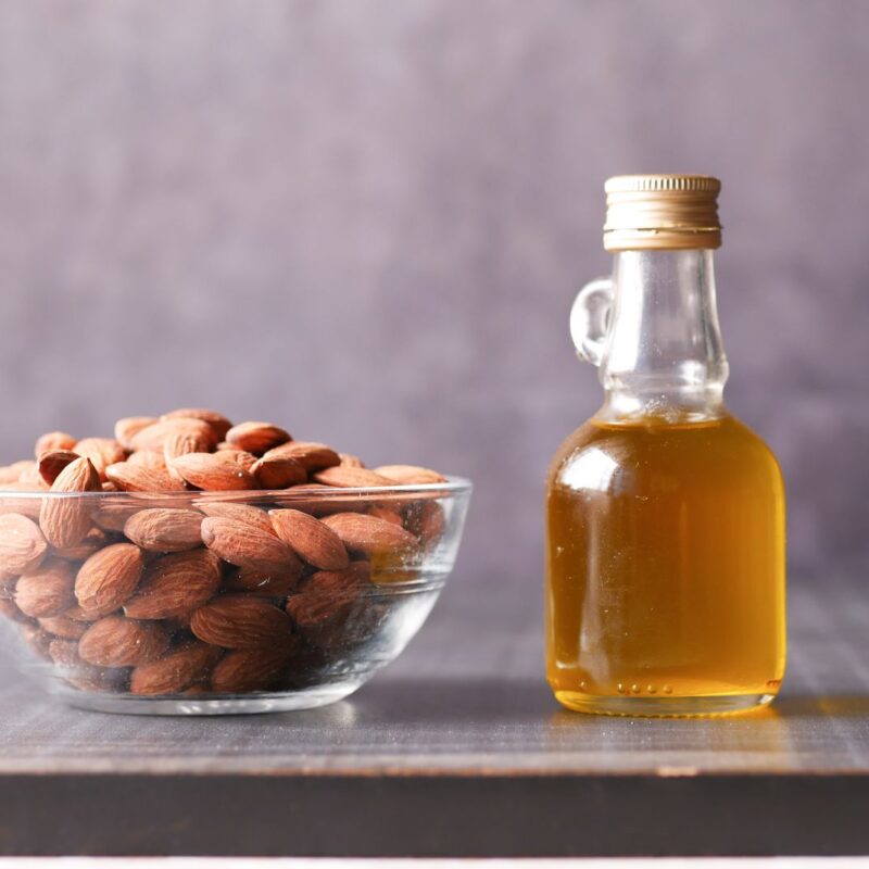 Mandorle e olio vegetale, fonti naturali di vitamina E