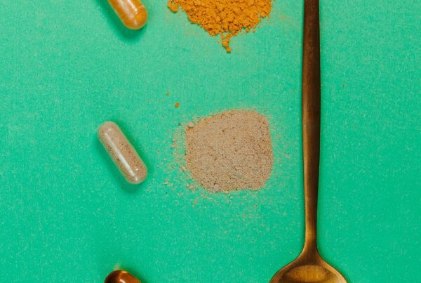 Polvere e capsule di ashwagandha, fonte naturale di withanolidi