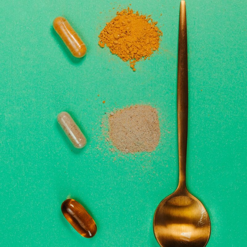 Polvere e capsule di ashwagandha, fonte naturale di withanolidi