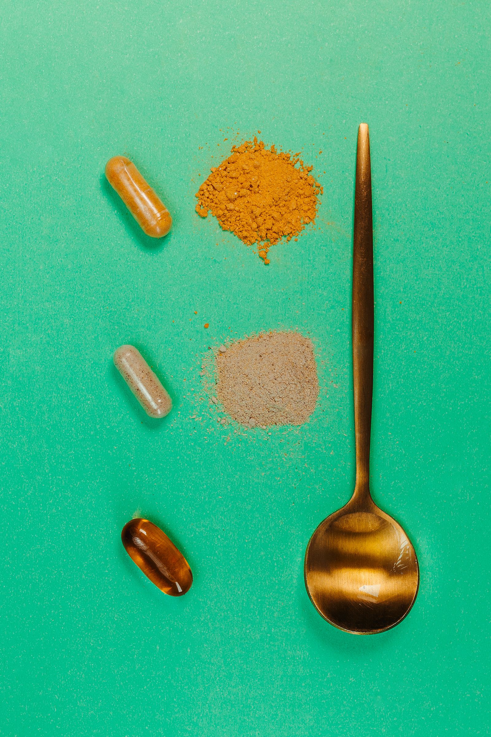 Polvere e capsule di ashwagandha, fonte naturale di withanolidi