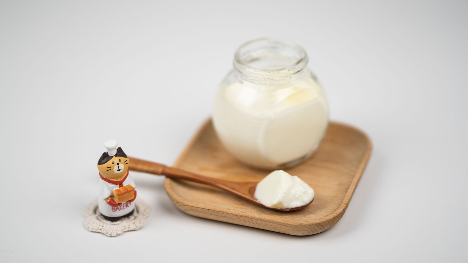 Vasetto di yogurt con cucchiaio di legno, fonte naturale di fermenti lattici vivi