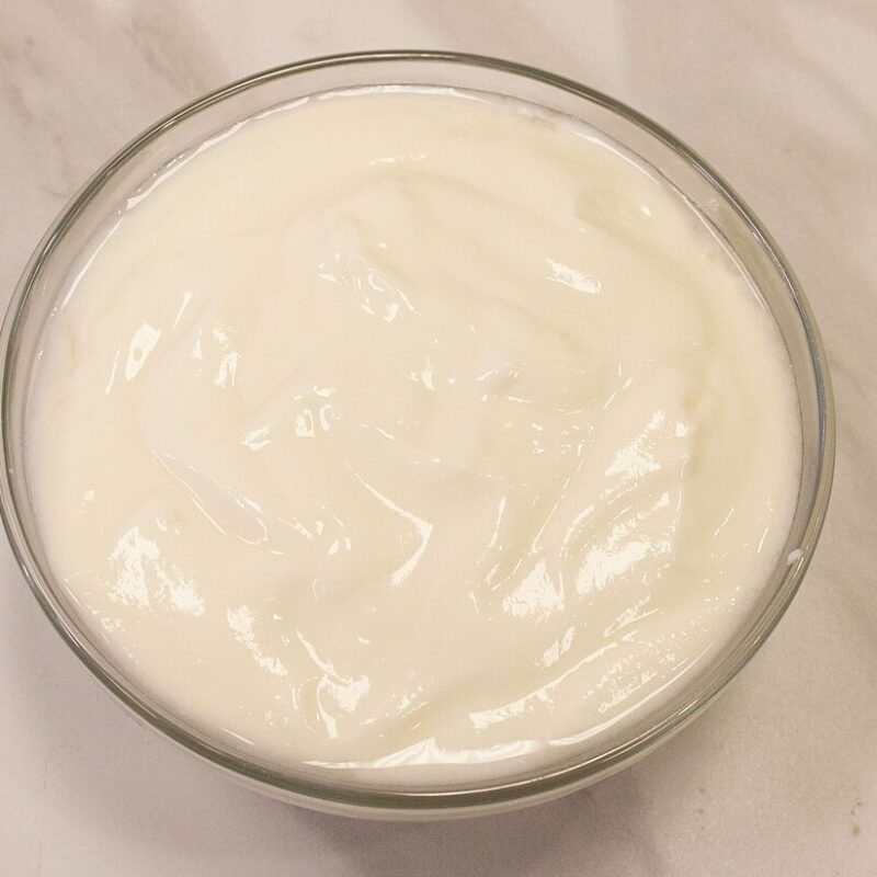 Ciotola di yogurt bianco naturale vista dall'alto, immagine illustrativa dei fermenti vivi dello yogurt