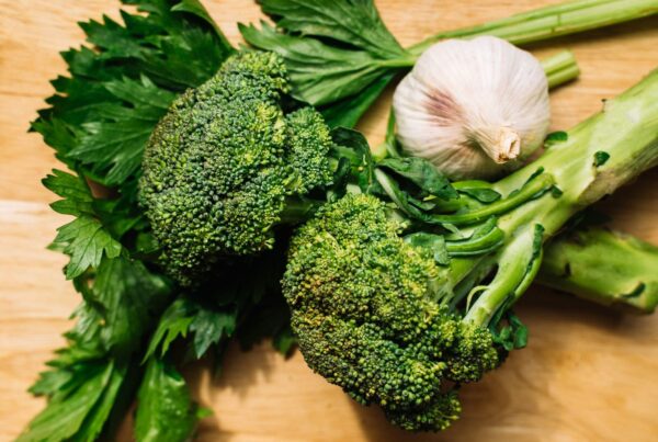 Broccoli, aglio e sedano freschi, alimenti ricchi di composti solforati naturali