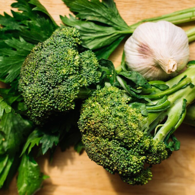 Broccoli, aglio e sedano freschi, alimenti ricchi di composti solforati naturali