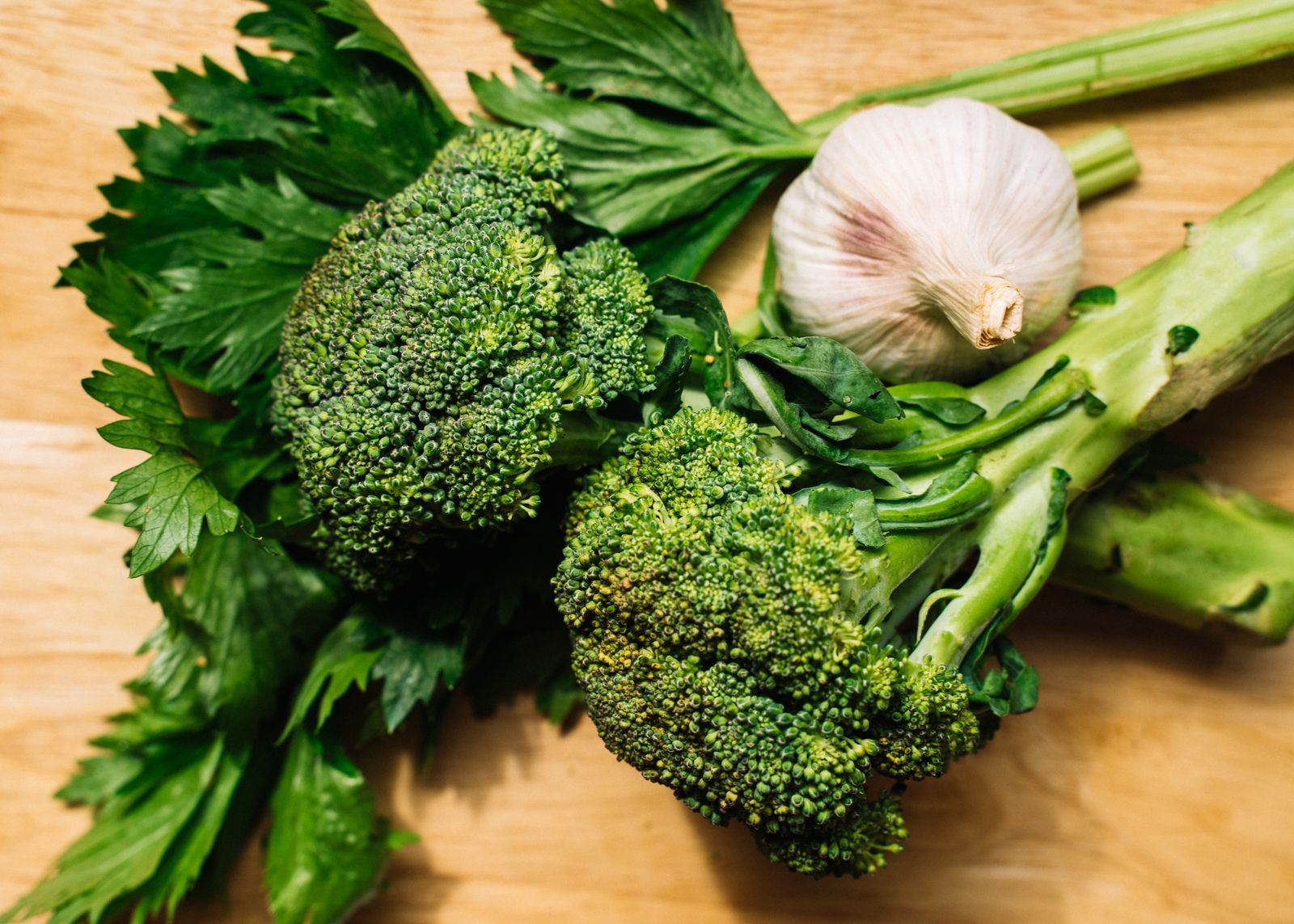 Broccoli, aglio e sedano freschi, alimenti ricchi di composti solforati naturali