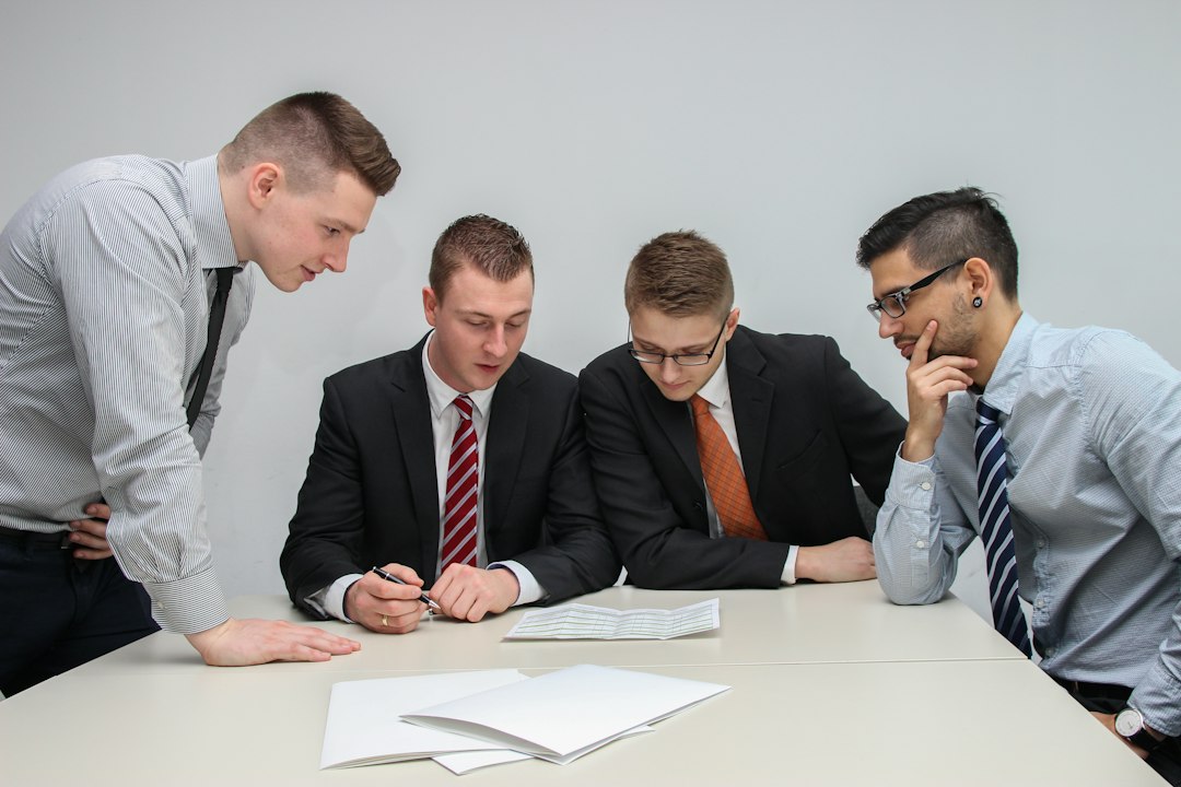Professionisti che revisionano insieme documenti e responsabilità operative di progetto