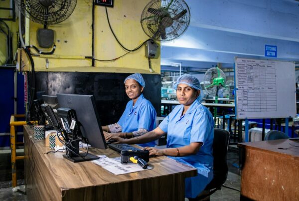 Team in stabilimento durante una verifica documentale e operativa di qualità