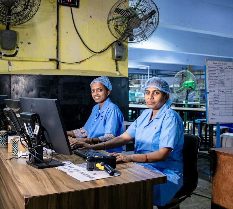 Team in stabilimento durante una verifica documentale e operativa di qualità