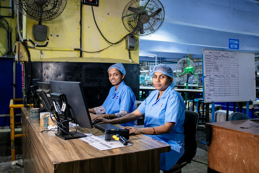 Team in stabilimento durante una verifica documentale e operativa di qualità