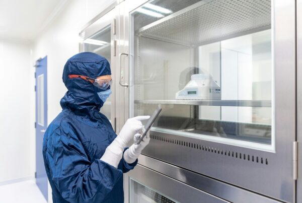 Tecnico di laboratorio al lavoro in un ambiente di analisi, immagine illustrativa delle verifiche di qualità
