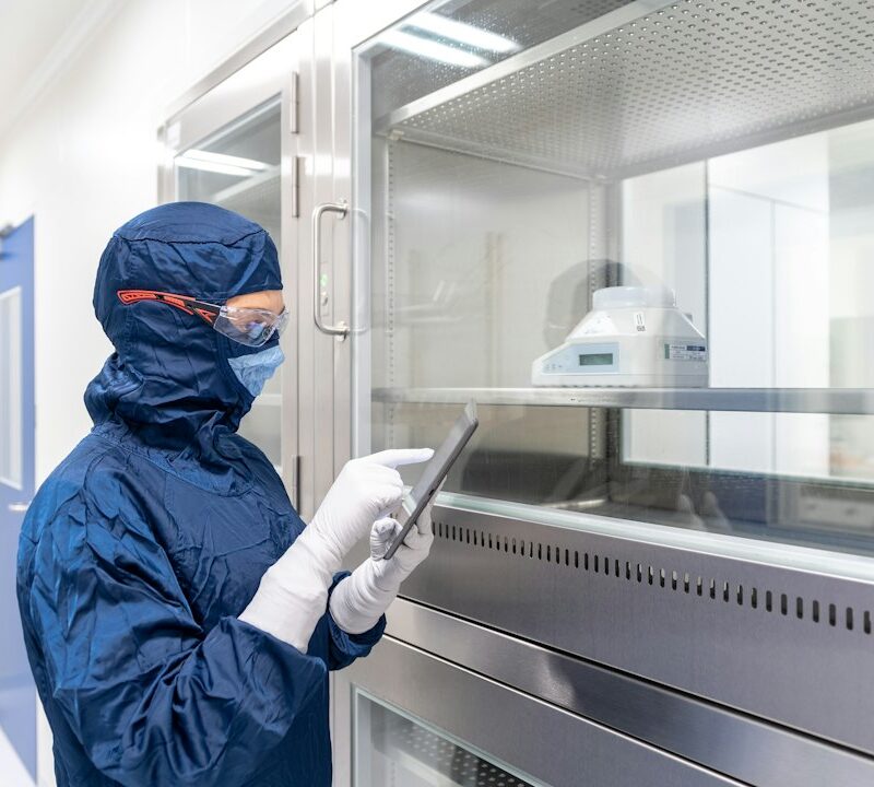 Tecnico di laboratorio al lavoro in un ambiente di analisi, immagine illustrativa delle verifiche di qualità