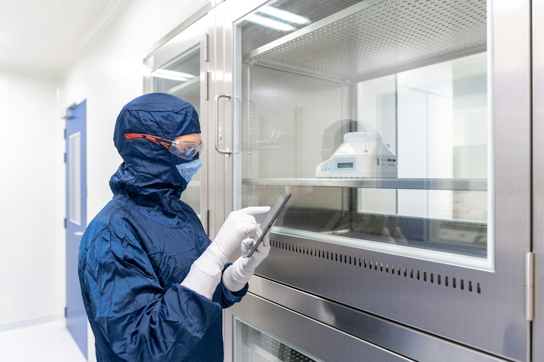 Tecnico di laboratorio al lavoro in un ambiente di analisi, immagine illustrativa delle verifiche di qualità