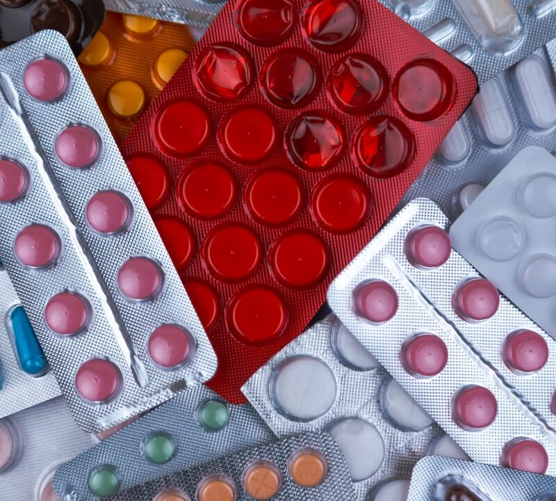 Compresse di diversi colori in confezioni farmaceutiche, immagine illustrativa delle segnalazioni di sospetti effetti indesiderati