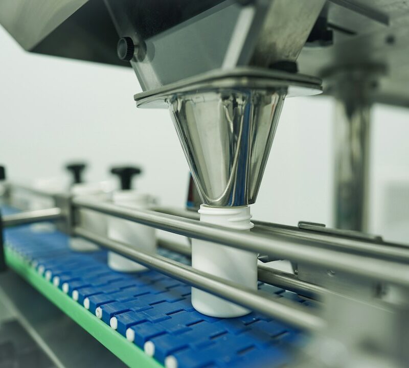 Linea automatizzata di riempimento di flaconi, immagine illustrativa per il lotto minimo di produzione
