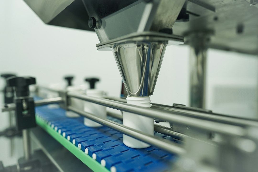 Linea automatizzata di riempimento di flaconi, immagine illustrativa per il lotto minimo di produzione