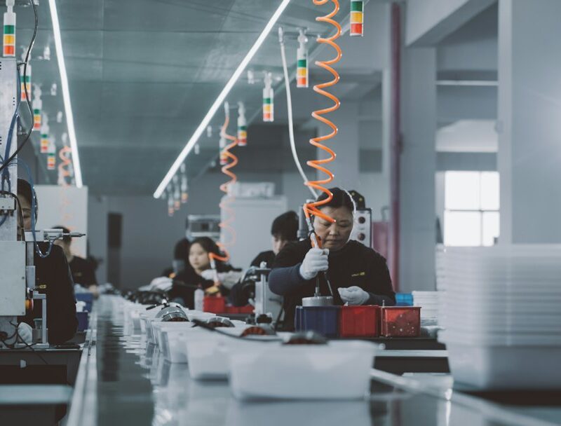 Team in ambiente produttivo, immagine illustrativa per la pianificazione dei tempi di produzione