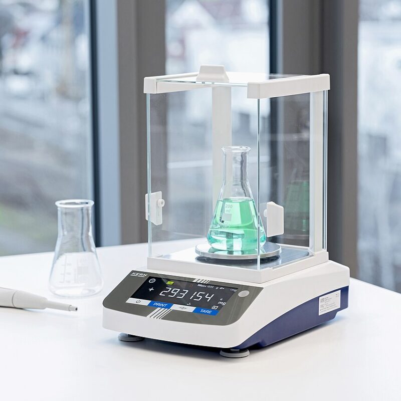 Bilancia analitica digitale professionale utilizzata per misure di precisione in laboratorio
