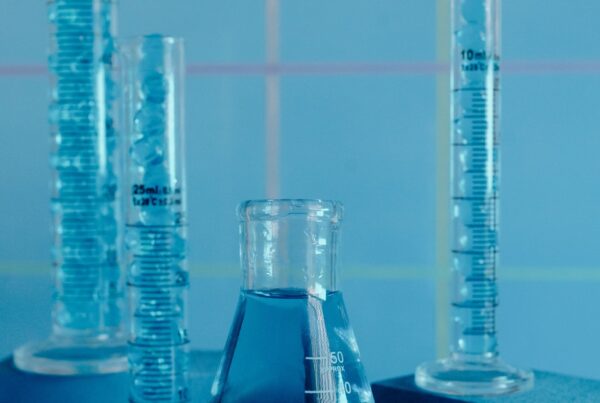 Vetreria da laboratorio usata come immagine illustrativa per il tema dei test sugli integratori